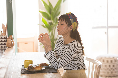 厨房餐厅享用下午茶的年轻女性图片