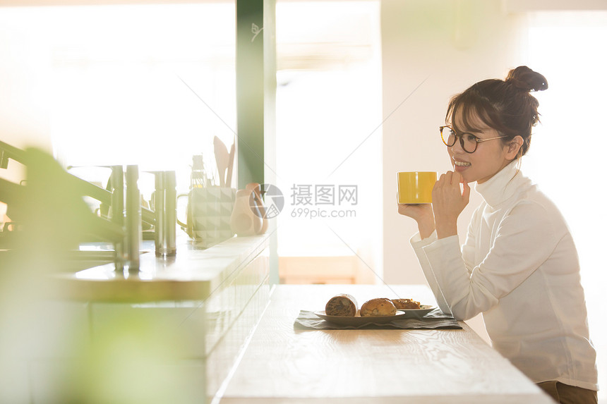 厨房餐厅享用下午茶的居家女性图片