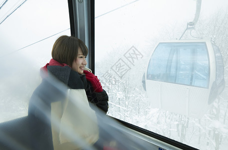 冬季旅行独自乘坐缆车的少女图片