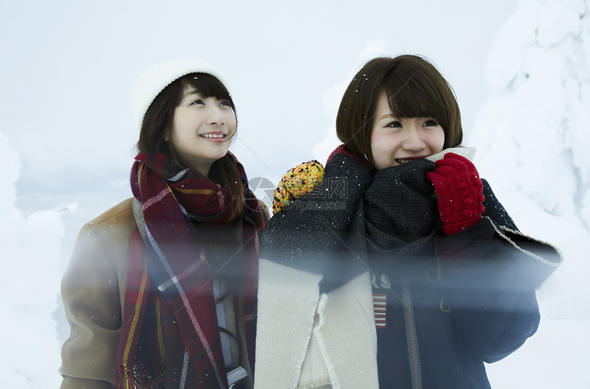  雪地里的两位女性图片