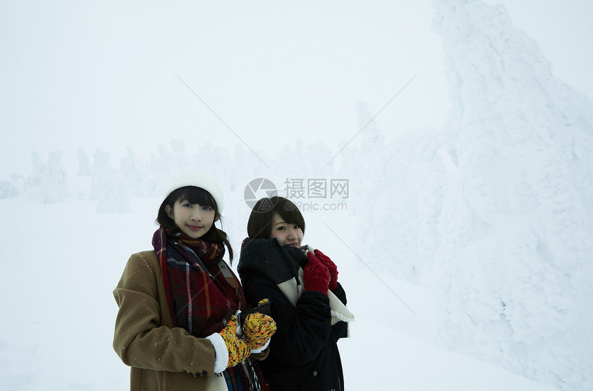  雪地里的两位女性图片