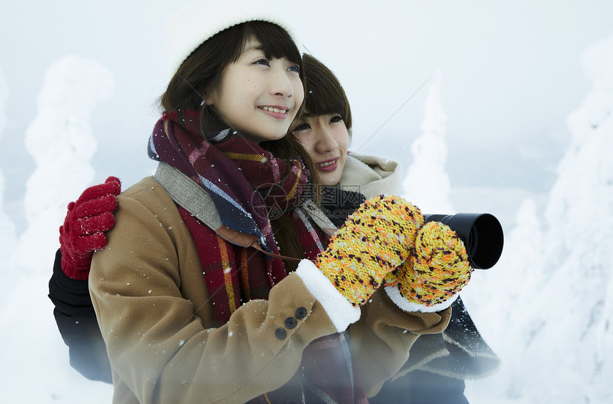  两位拍摄雪景的女性图片