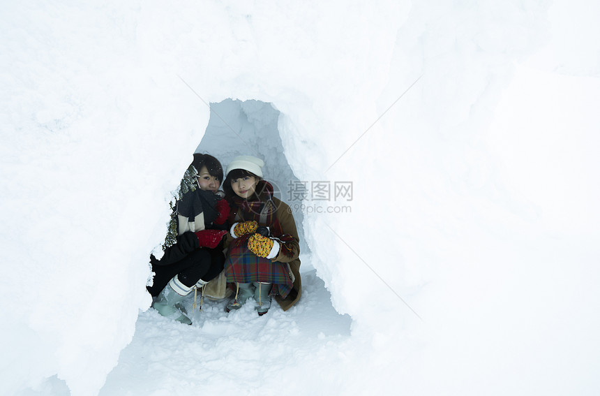  雪洞里的两位女性图片