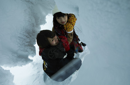  雪洞里的两位女性图片