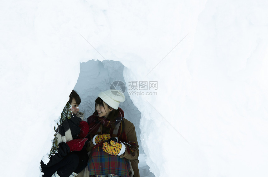  雪洞里的两位女性图片