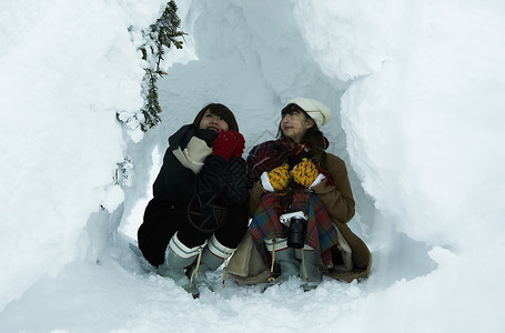   雪洞里的两位女性图片