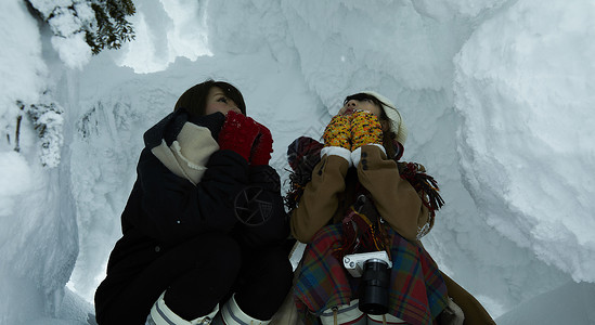   雪洞里的两位女性图片