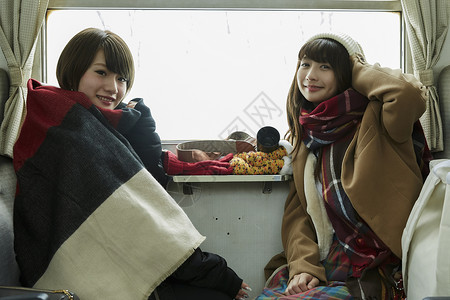  坐火车的两位女性图片