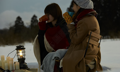 冻结的字段户外露营喝咖啡的女性背景