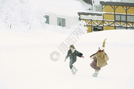  雪地里玩耍的女性图片