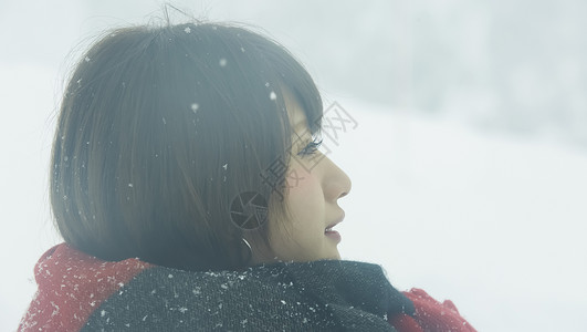 欣赏雪景的女性图片