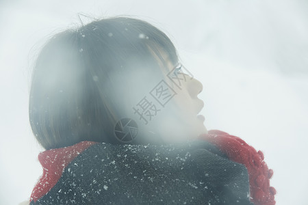 欣赏雪景的女性图片