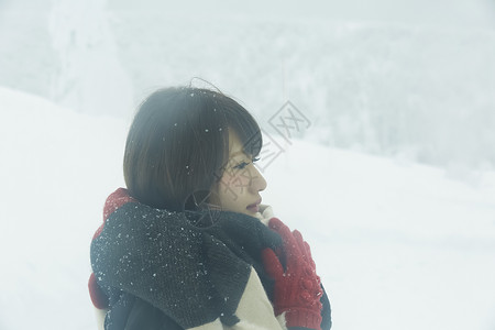 欣赏雪景的女性图片