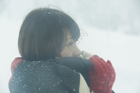 欣赏雪景的女性图片