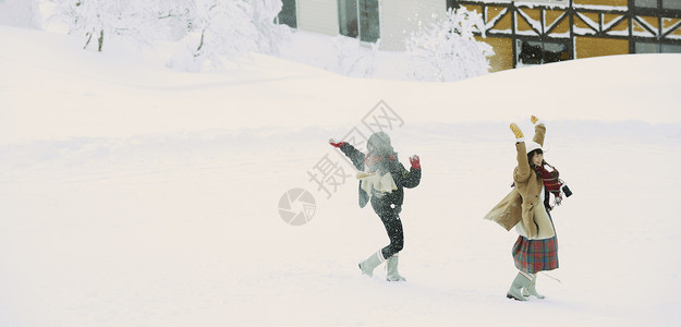  雪地里欢乐的女性图片