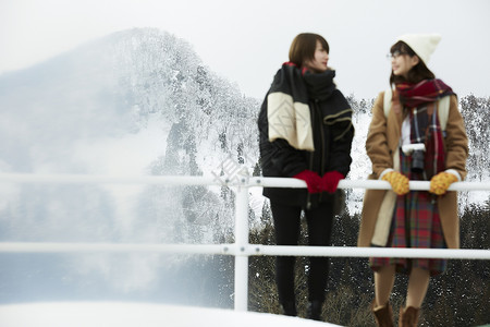 冬天女孩在旅途雪景驻地微笑高清图片