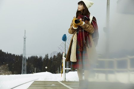 冬天女孩在旅途雪景摄影图片