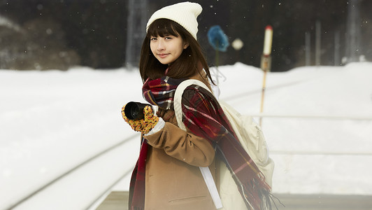 冬天女孩在旅途雪景摄影图片