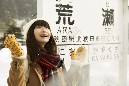 冬天女孩开心的站立在雪景中图片