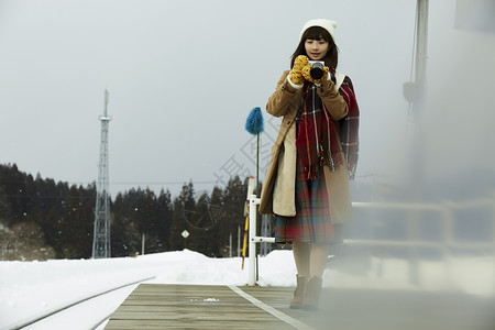 冬天女孩在旅途雪景拍摄 图片