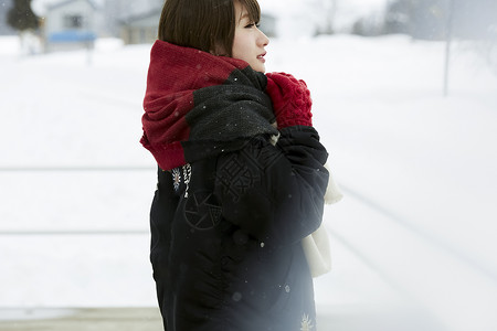 冬天女孩在旅途雪景看向前方图片