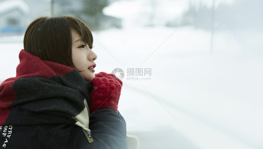 冬天女孩在旅途雪景驻地图片