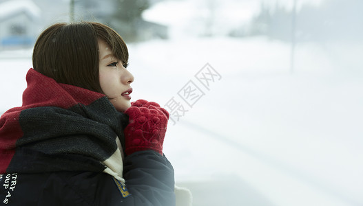 冬天女孩在旅途雪景驻地高清图片