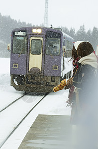 拍雪干净铁路旅行者冬天女孩旅途雪风景驻地背景