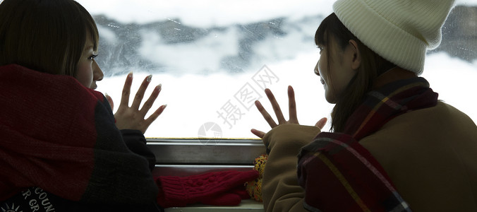 火车窗户冬季女孩旅行雪景乘车背景