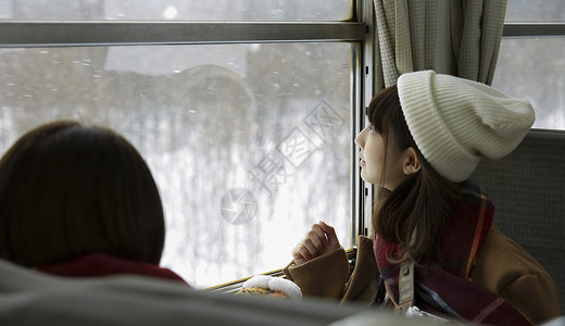 冬季女孩欣赏旅行雪景图片