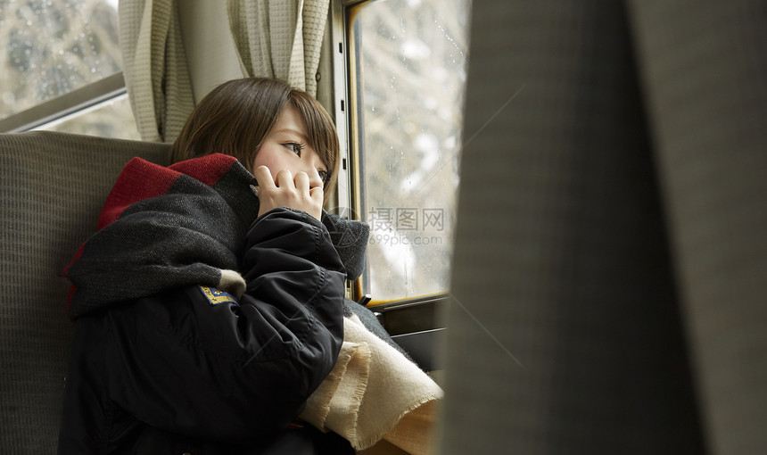 冬季女性独自乘坐火车旅行图片