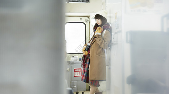 原宿站女性乘坐火车旅行背景