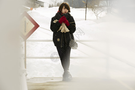 冬天在雪地里漫步的女学生图片