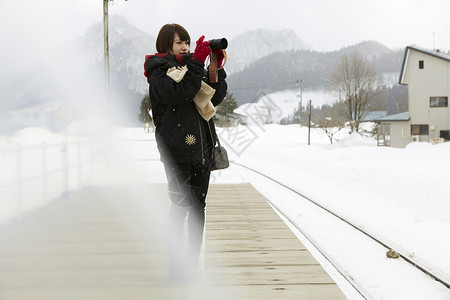 享受雪景旅行的女人图片