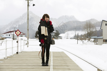 享受雪景旅行的女人图片