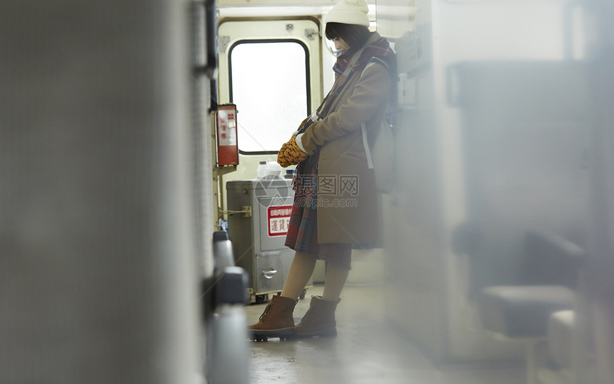 幸福享受愉快雪景旅行的女人图片