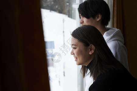 情侣在酒店看窗外雪景图片