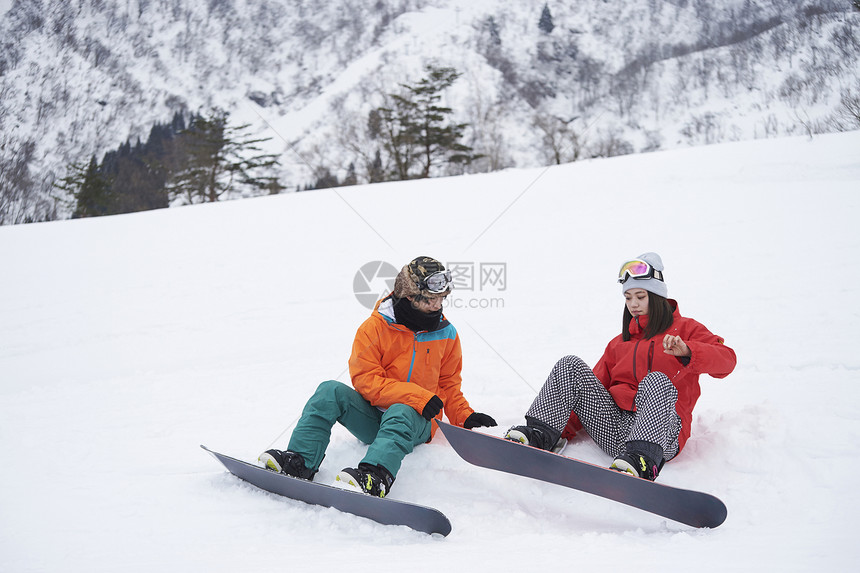 在雪山滑雪的情侣图片