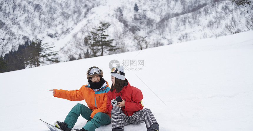 在雪山滑雪的情侣图片