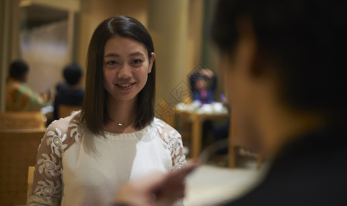 有趣丰胸坐约会晚餐夫妇图片