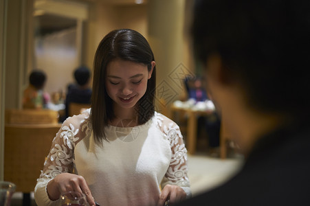 情侣在西餐厅约会图片