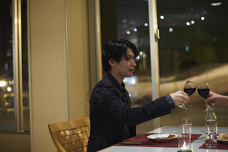 情侣在西餐厅约会图片