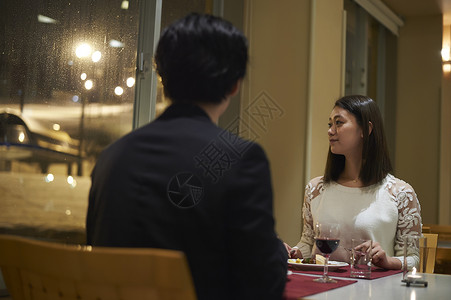 打饭学生情侣在西餐厅约会背景