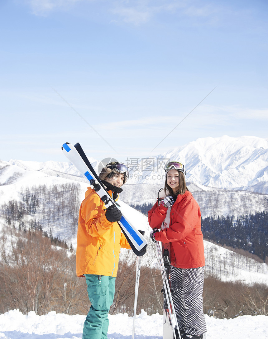 在雪山滑雪的情侣图片