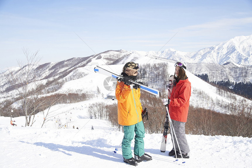 在雪山滑雪的情侣图片