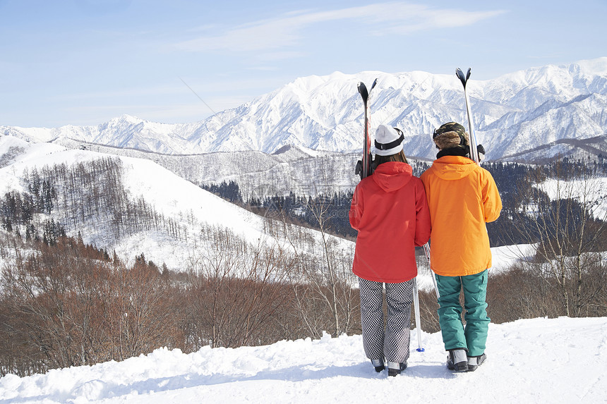 户外滑雪的夫妇背影图片