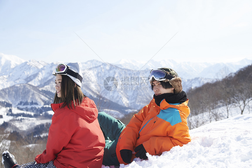 雪山复制空间银发族滑雪胜地夫妇休息图片