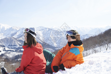雪山复制空间银发族滑雪胜地夫妇休息图片