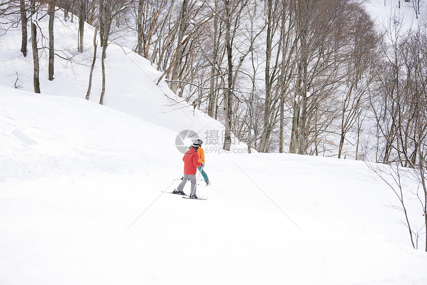 雪坡滑雪的少女图片