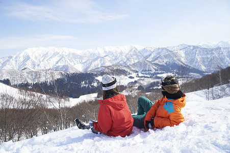 滑雪运动员在滑雪图片